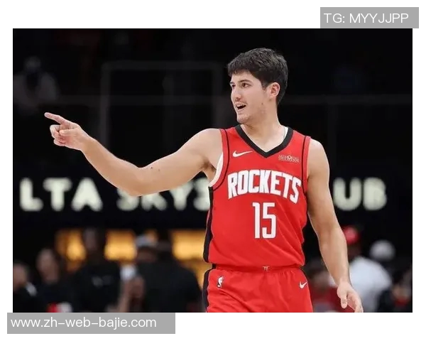 内史密斯表现稳健贡献12分关键时刻三分球助力球队胜利