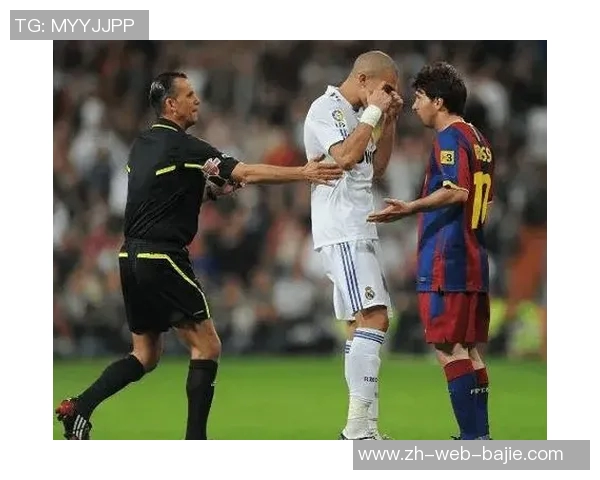 梅西怒斥裁判任意球争议现场频繁摆球与手势互动引发热议