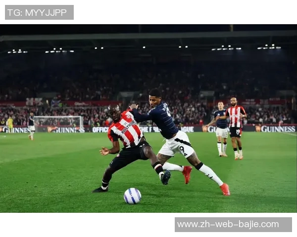 拉什福德在家观看阿斯顿维拉欧联比赛表达对老东家的支持与情感